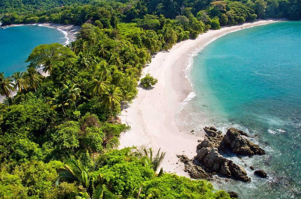 Plage du parc Manuel Antonio vue du ciel