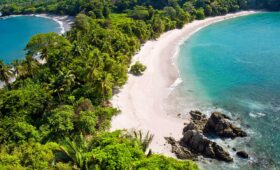 Plage du parc Manuel Antonio vue du ciel