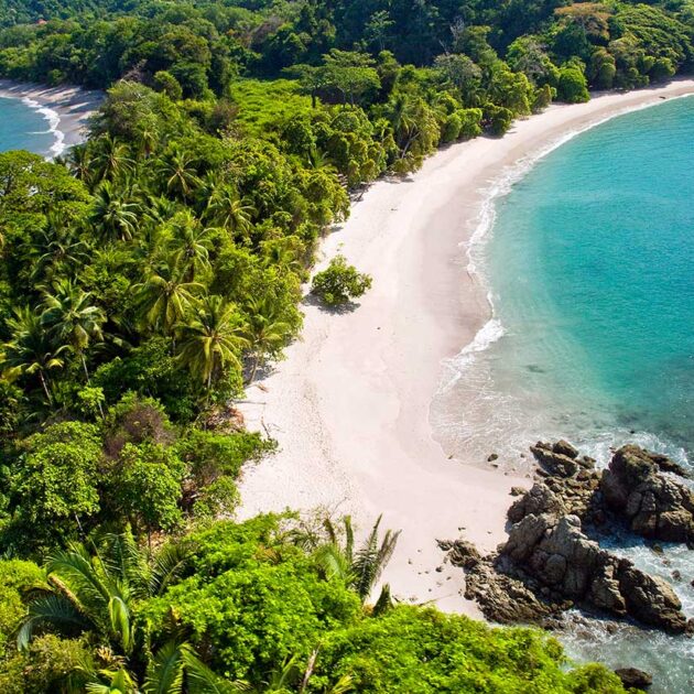Plage du parc Manuel Antonio vue du ciel