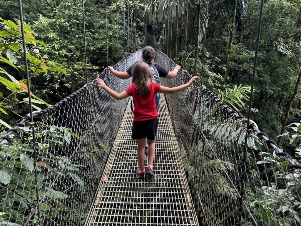 Des enfants sur un pont suspendu
