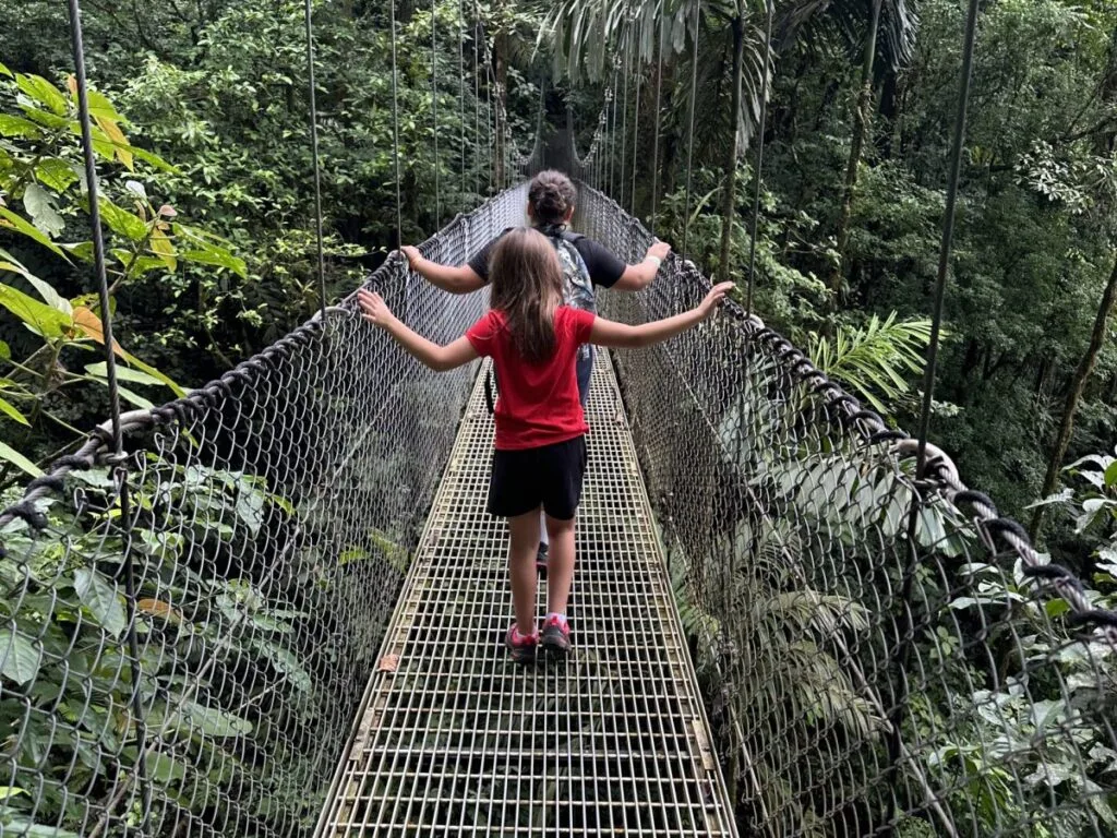 Des enfants sur un pont suspendu