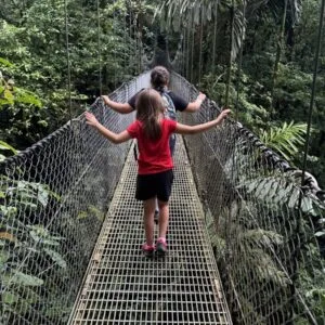 Des enfants sur un pont suspendu