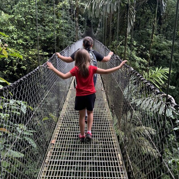 Des enfants sur un pont suspendu