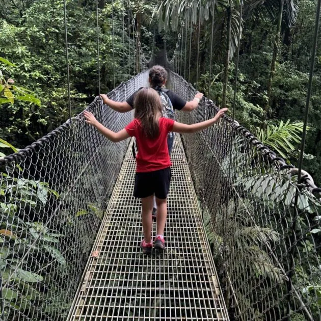 Des enfants sur un pont suspendu