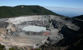 le cratëre du volcan Poas au Costa Rica