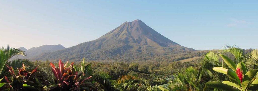Le volcan Arenal sous un beau ciel bleu!