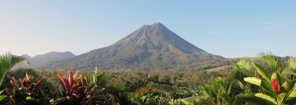 Le volcan Arenal sous un beau ciel bleu!